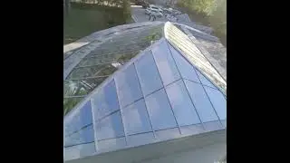 Стеклянный купол над бассейном