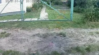 Скинули большой шар наполненный водой