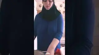 TANTE JILBAB MELON GEDE MENONJOL MENGGANTUNG