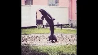 ИНТЕРВЬЮ С ЛЮДОЕДОМ, фонтанчик с черным дельфином, самая строгая тюрма