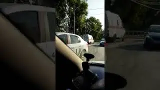 В Шахтах столкнулись автомобили на въезде в Артем: видео