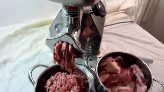 Мясорубка GoodFood MG12E в работе
