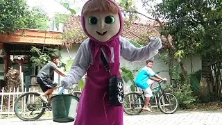 MASHA COSPLAYS !! Ada Pengamen Pakai Kostum Masha