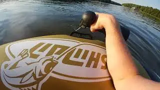 Плывем на лодке шуруповерт в качестве мотора.