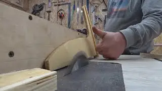 Необычный толкатель для циркулярной пилы.