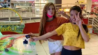 Jogando boliche 🎳 - Modelo Julinha e Isabelle