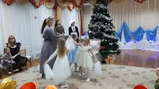 Танцевальная композиция с шарфиками «Белый пушистый снег»