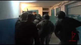 Штурм квартиры в Севастополе. Работает ОМОН 