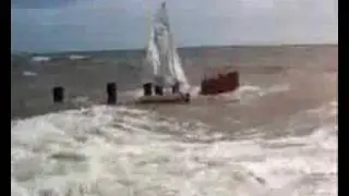 Fun crash ! Sailboat mishap - Cecina, vela in difficoltà....