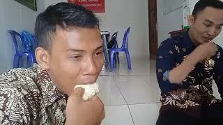 Makan Durian montong dari Lampung Barat