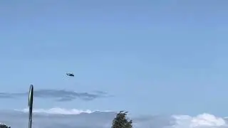 Rednings helikopter flyver forbi