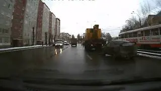 маршрутка на трамвайные пути наверняка из за пешедрала вылетела