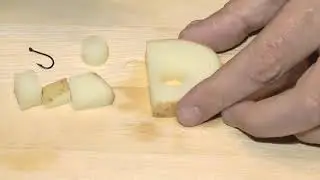 Как насадить картошку на крючок.