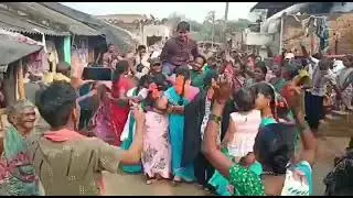 వేరే స్కూల్‌కు బదిలీ అయిన నరేంద్రకు గ్రామస్తులంతా ఘనంగా వీడ్కోలు పలికారు.