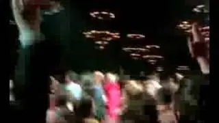 Russkaja - crowd jumping at Flüchtlingsball