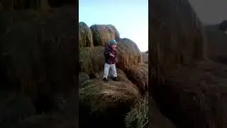 Мальчик круто пляшет!!!