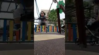 un bebe solo en los juegos