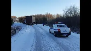 Забавная встреча мусоровоза и фуры в деревне