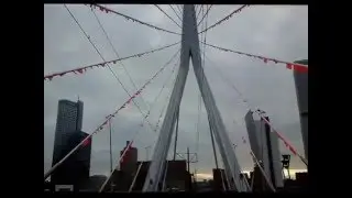 Rotterdam 75 jaar wederopbouw, Erasmusbrug versierd met seinvlaggen