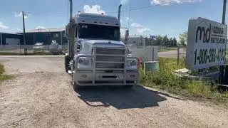 2016 Freightliner SD122 T/A Semi Truck