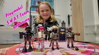 Marie packt das Playmobil S.W.A.T. Team aus