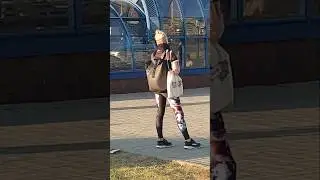 То ли девушка, то ли парень... то ли виденье..😁