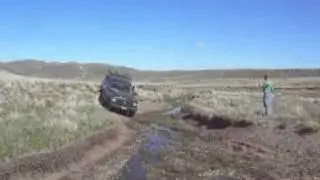 PATROL cruzando arroyo 4.wmv