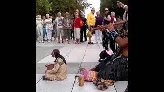 Музыка индейцев на улице