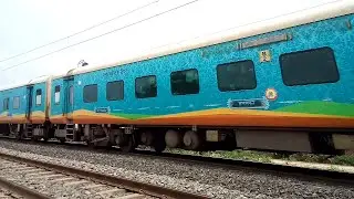 नई दिल्ली से दरभंगा तक जाने वाली हमसफर क्लोन एक्सप्रेस सीवान से निकलती हुई