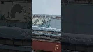 ✅️Когда забыли утеплить крышу, что бывает... ЛайфХак как быстро расколоть лёд!