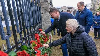 Белорусы несут цветы к посольству России