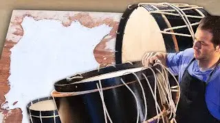 BOMBOS Y TAMBORES con PIEL DE CABRA recién curtida, cuerdas de CÁÑAMO para su tensado y madera