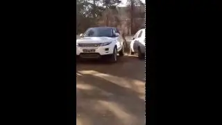 В Краснодаре 23 февраля пьяная девушка за рулем таранила машины на парковке