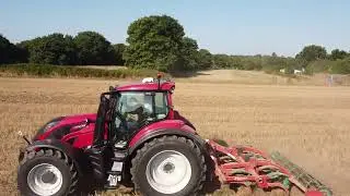 Déchaumage avec le NOUVEAUX  Valtra T175 RED  ! 😍