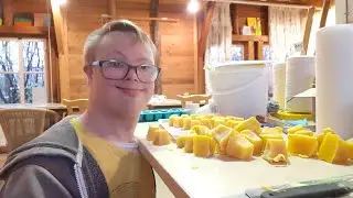 Jonathan is aan het werk bij wasblokjes aan het smelten netjes afwerken voor verkoop!