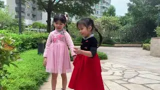 AK baby Ashley and Kristy 行公園 30 Nov 2023