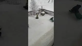 дети катаются с горки 