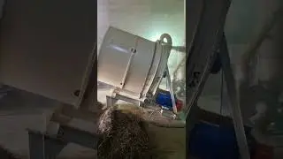 Пробный запуск измельчителя рулонов сена для последующего гранулирования.