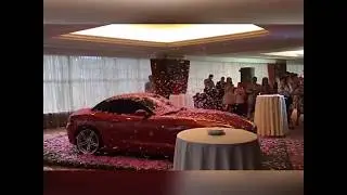 Конфетти на дарение автомобиля.
