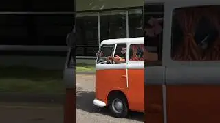 LULU PILOTANDO MINI KOMBI 