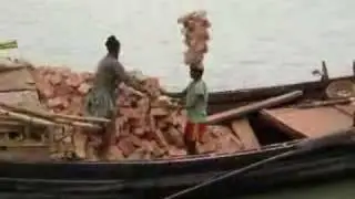 Carregador de tijolos de Bangladesh desafia as leis da física