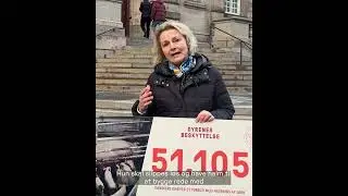 Britta Riis afleverer underskrifter på Christiansborg