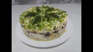 Праздничный салат с курицей и грибами.