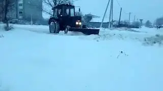 Трактор наваливает новый год