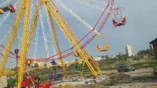 Идем монтаж кабинок на аттракционе 