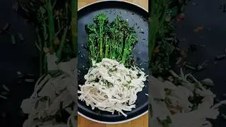 ORGANIC STEAMED CHICKEN AND BABY BROCCOLI. FREE CARBS QUICK LUNCH.