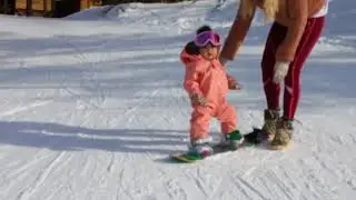 Un enfant de 9 mois sur une planche à neige!