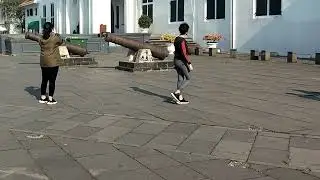 janda cantik jalan jalan di kota tua Jakarta