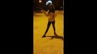 Девушка садится на шпагат