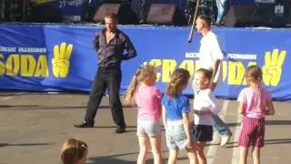 Пьяные мужики танцуют в Конотопе